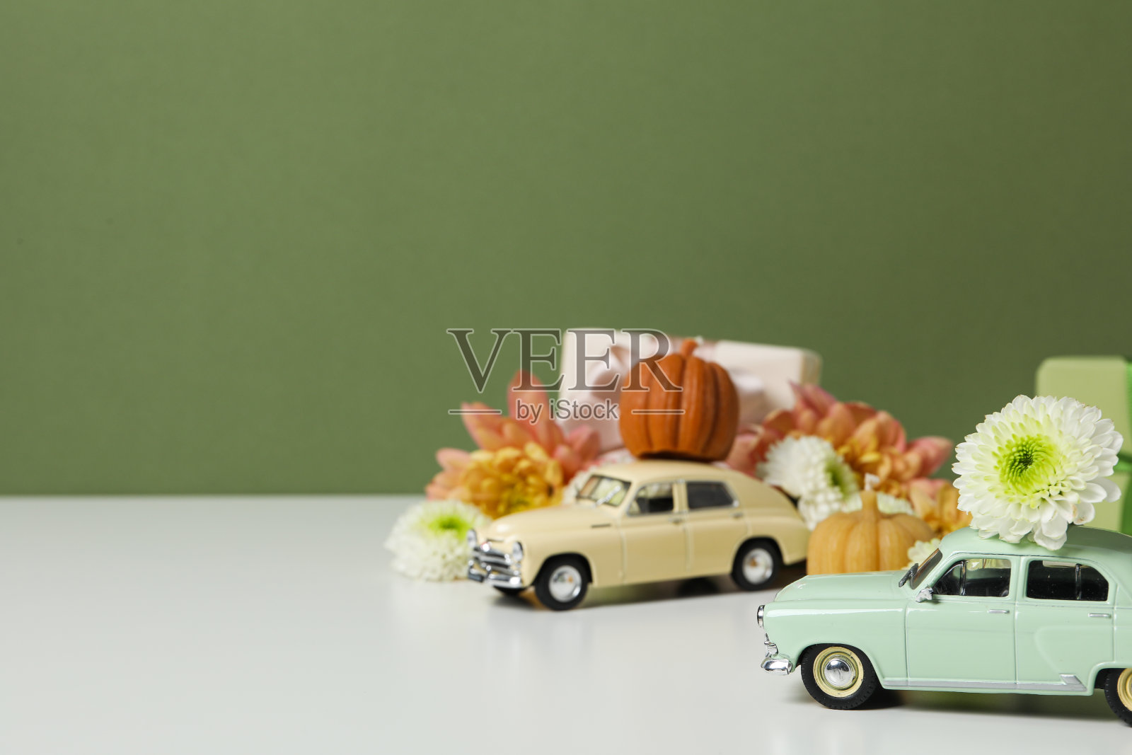 秋季或秋季旅游度假的概念与汽车照片摄影图片