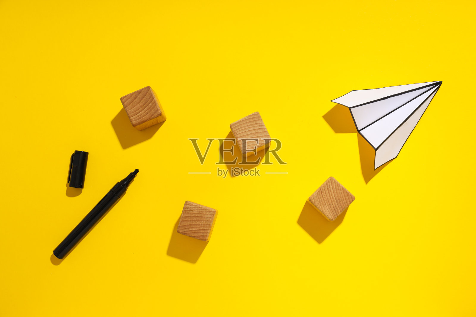 商业，创业和赞助概念纸飞机在黄色背景照片摄影图片