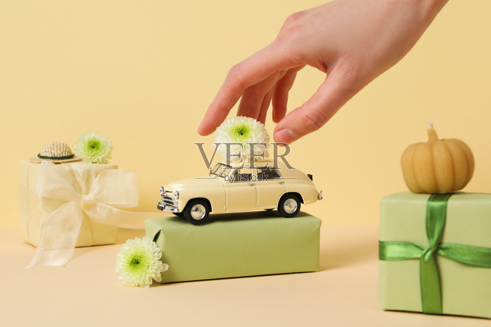 玩具复古车和礼物，花和南瓜照片摄影图片