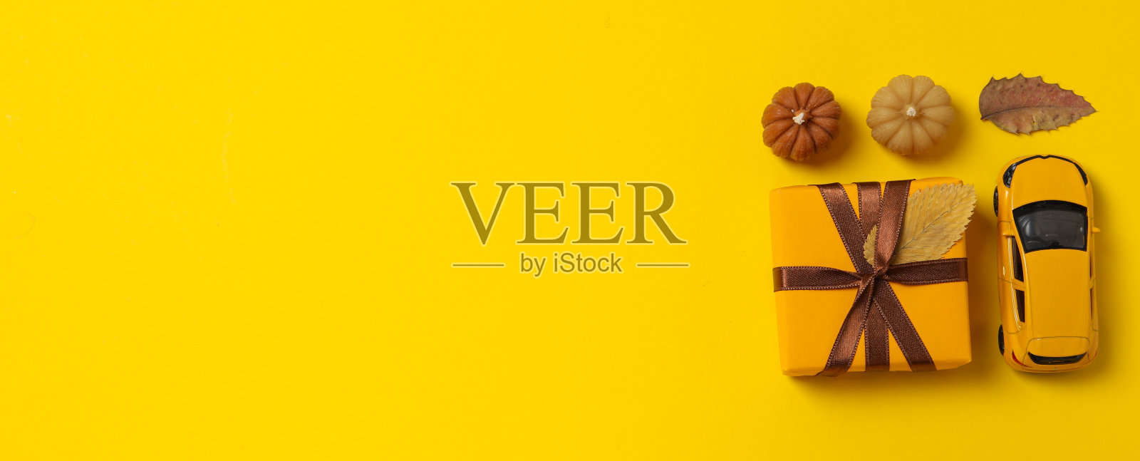 秋季或秋季旅游度假的概念与汽车照片摄影图片