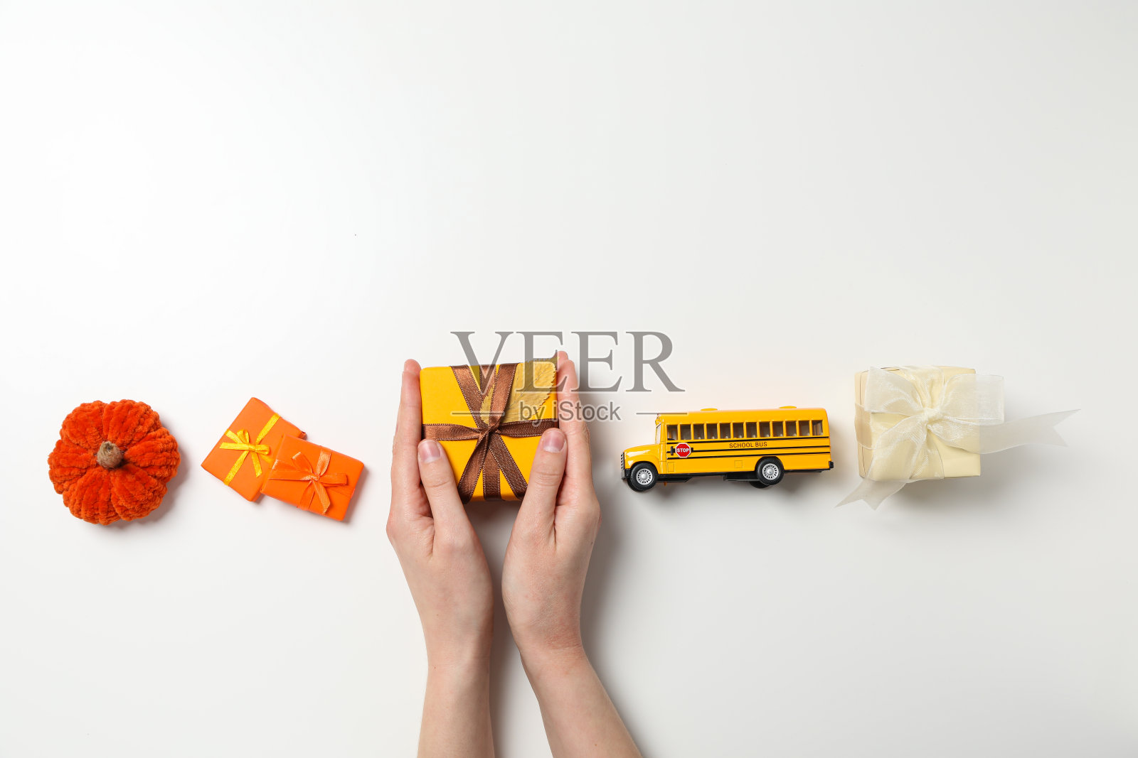 秋季学期的概念与校车和秋季配件照片摄影图片