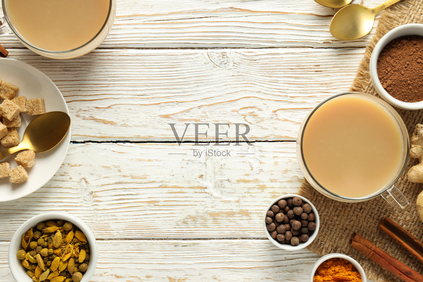 传统的印度热饮，加牛奶和香料——马萨拉茶照片摄影图片