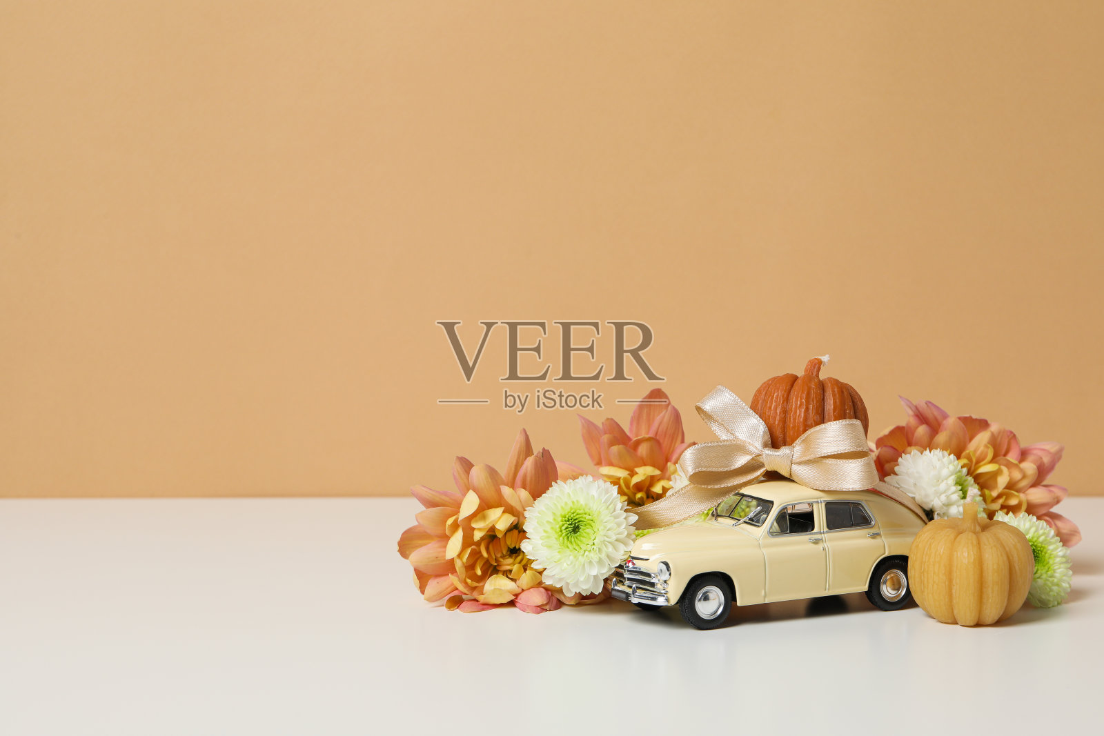 秋季或秋季旅游度假的概念与汽车照片摄影图片