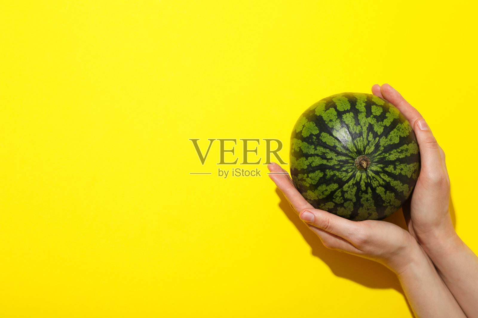 新鲜多汁食物的概念-西瓜照片摄影图片