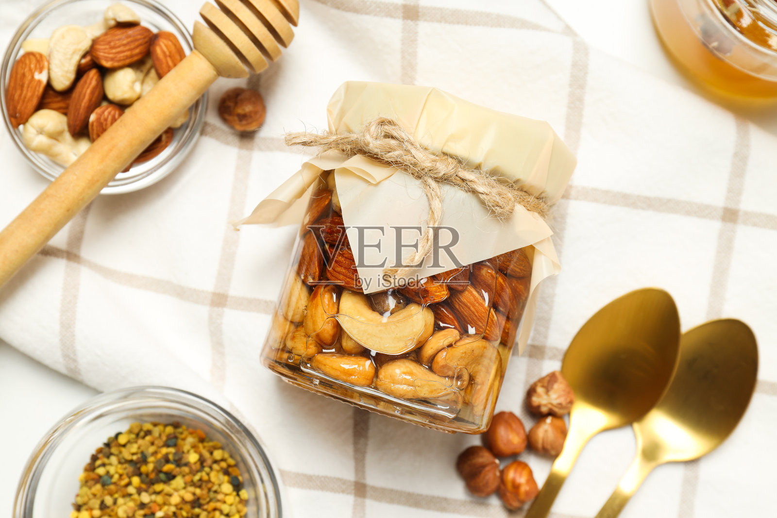 美味的概念和甜的食物-蜂蜜与坚果照片摄影图片