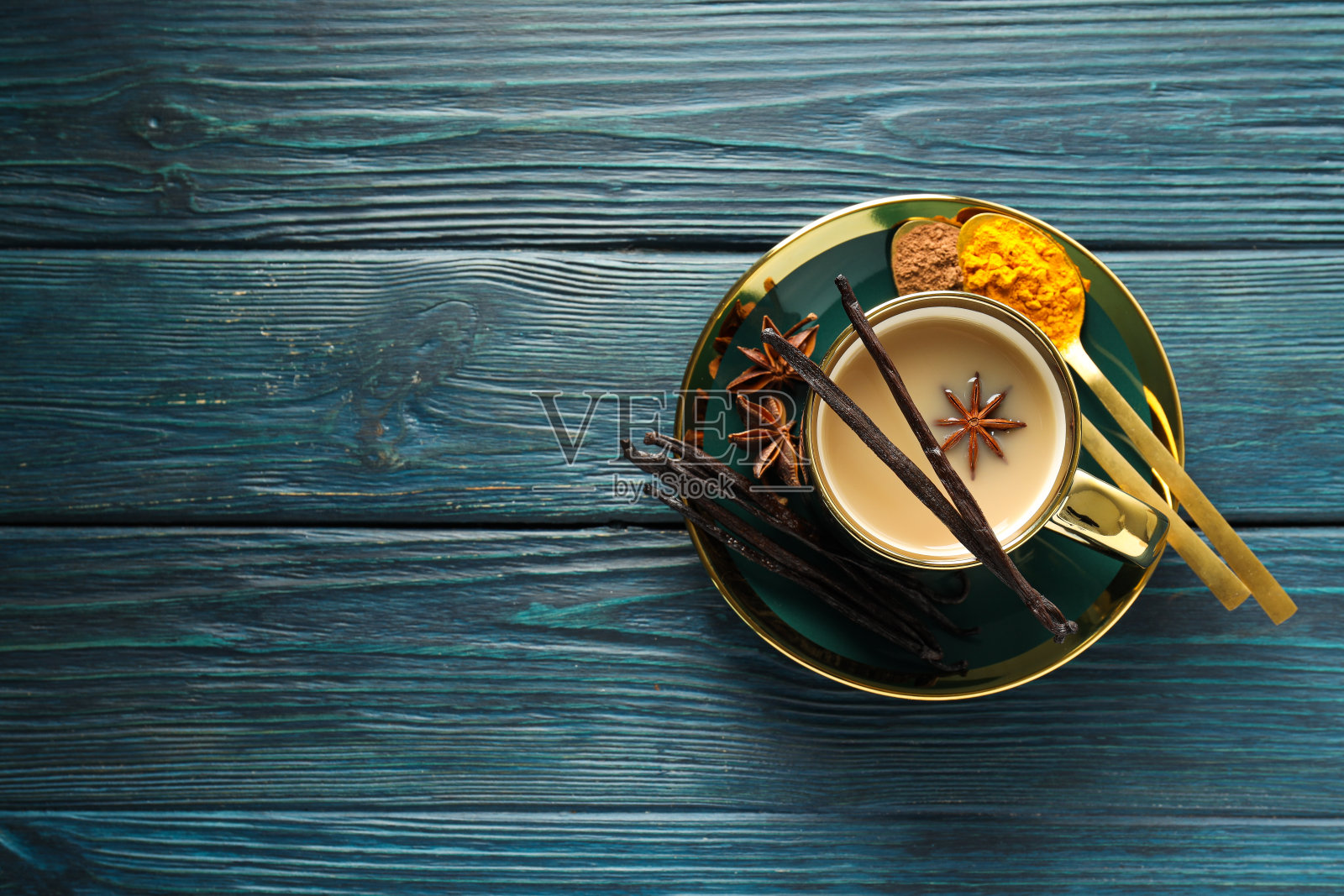 传统的印度热饮，加牛奶和香料——马萨拉茶照片摄影图片