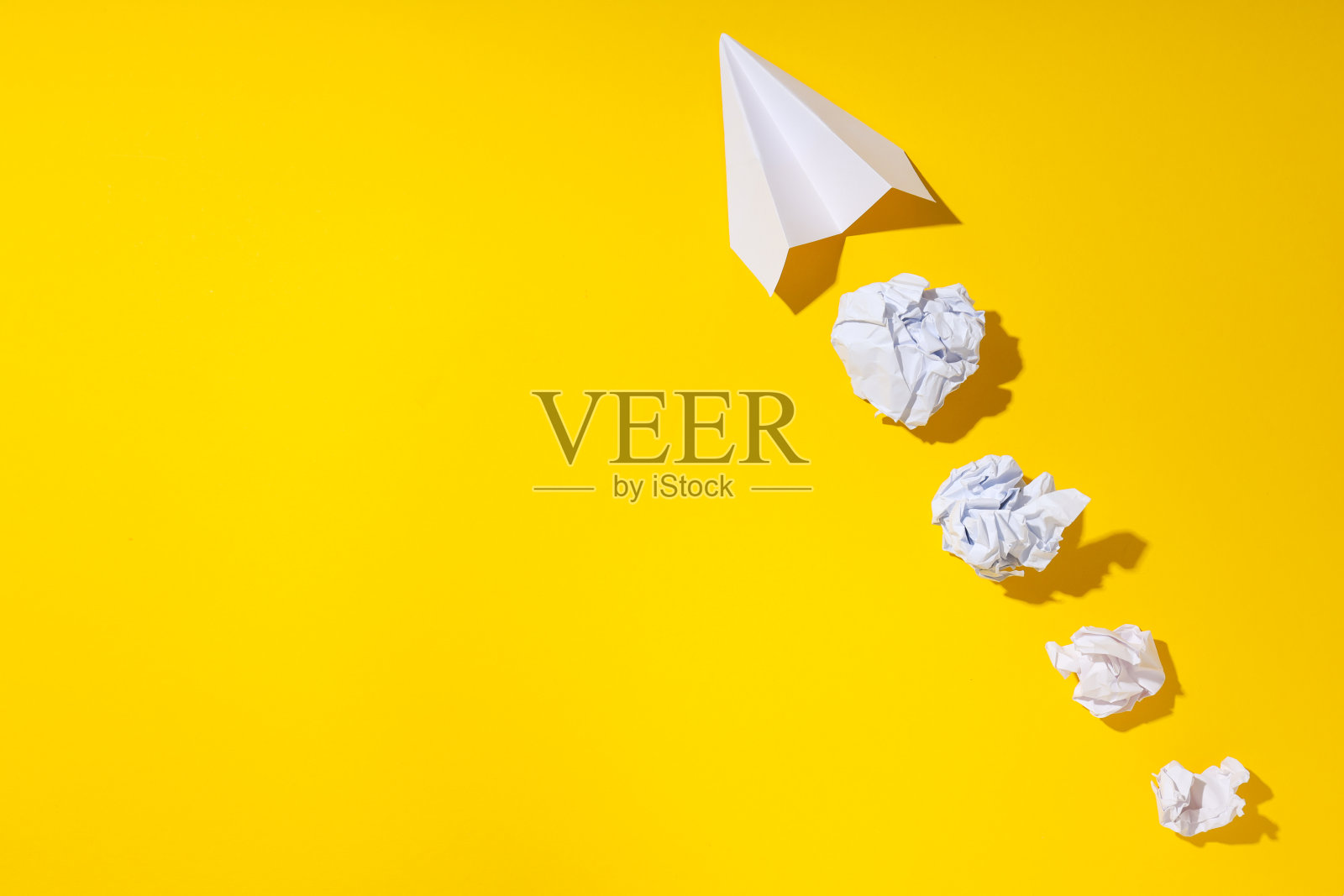 商业，创业和赞助概念纸飞机在黄色背景照片摄影图片