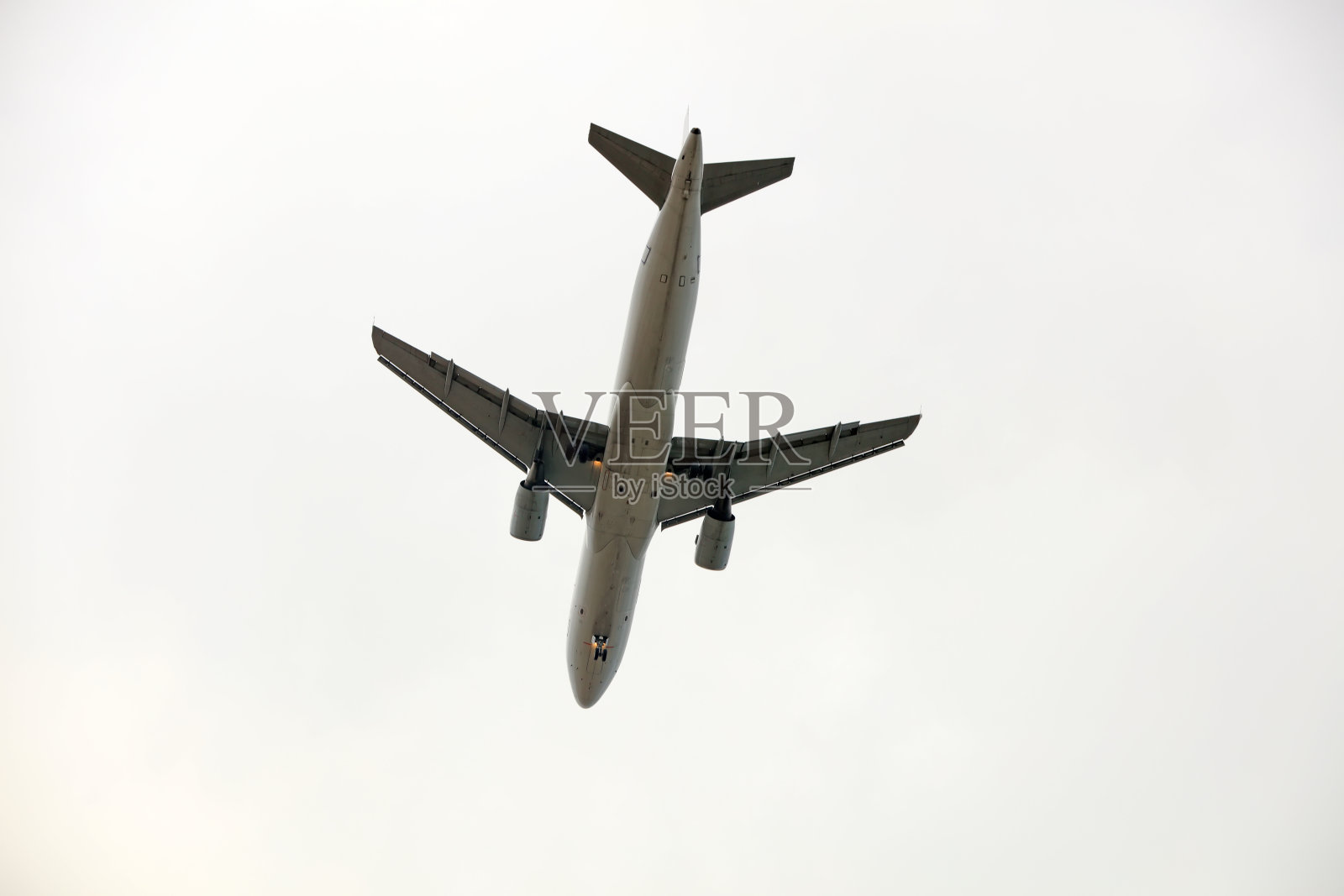 飞机在低空飞行。特写照片照片摄影图片