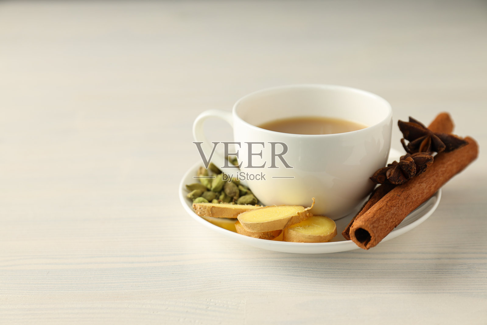 传统的印度热饮，加牛奶和香料——马萨拉茶照片摄影图片