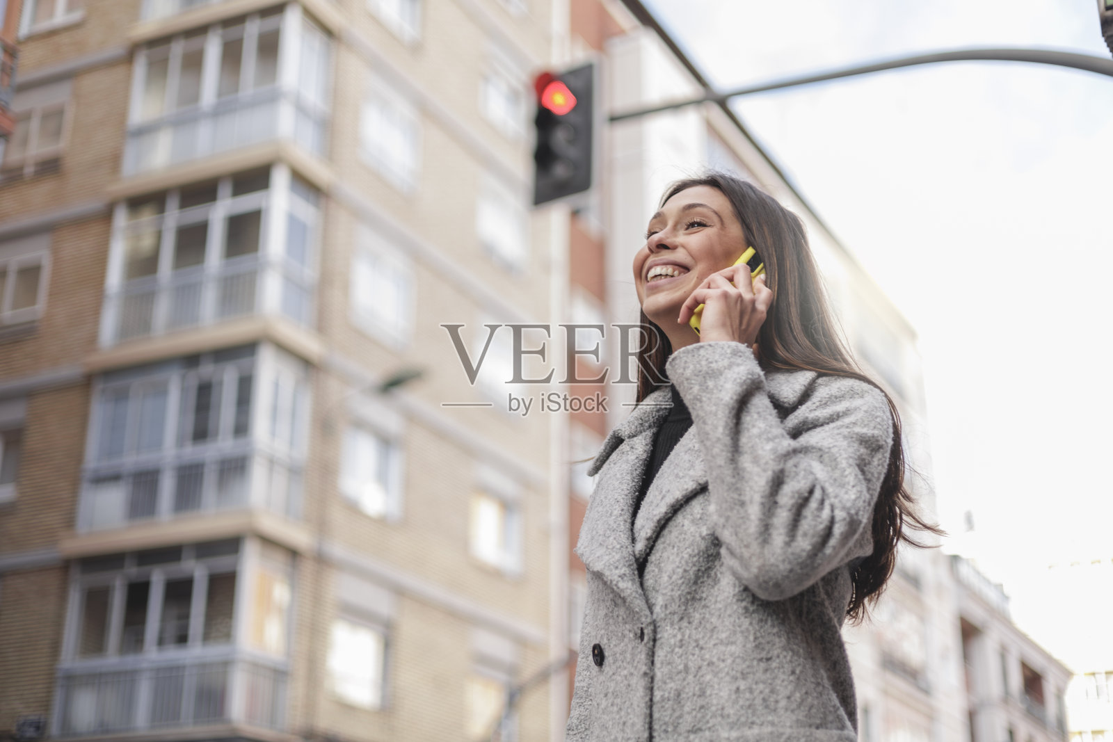 美丽的巴西女人在街上用手机打电话。必须低于照片摄影图片