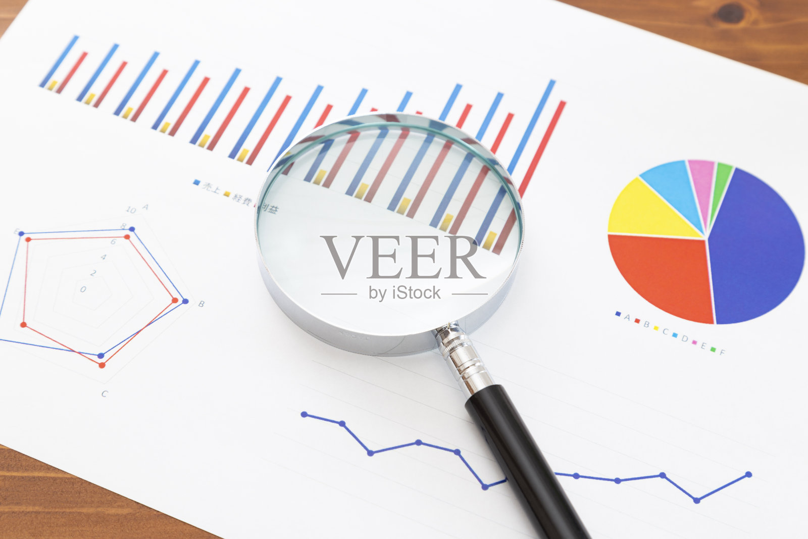 图表和放大镜。照片摄影图片