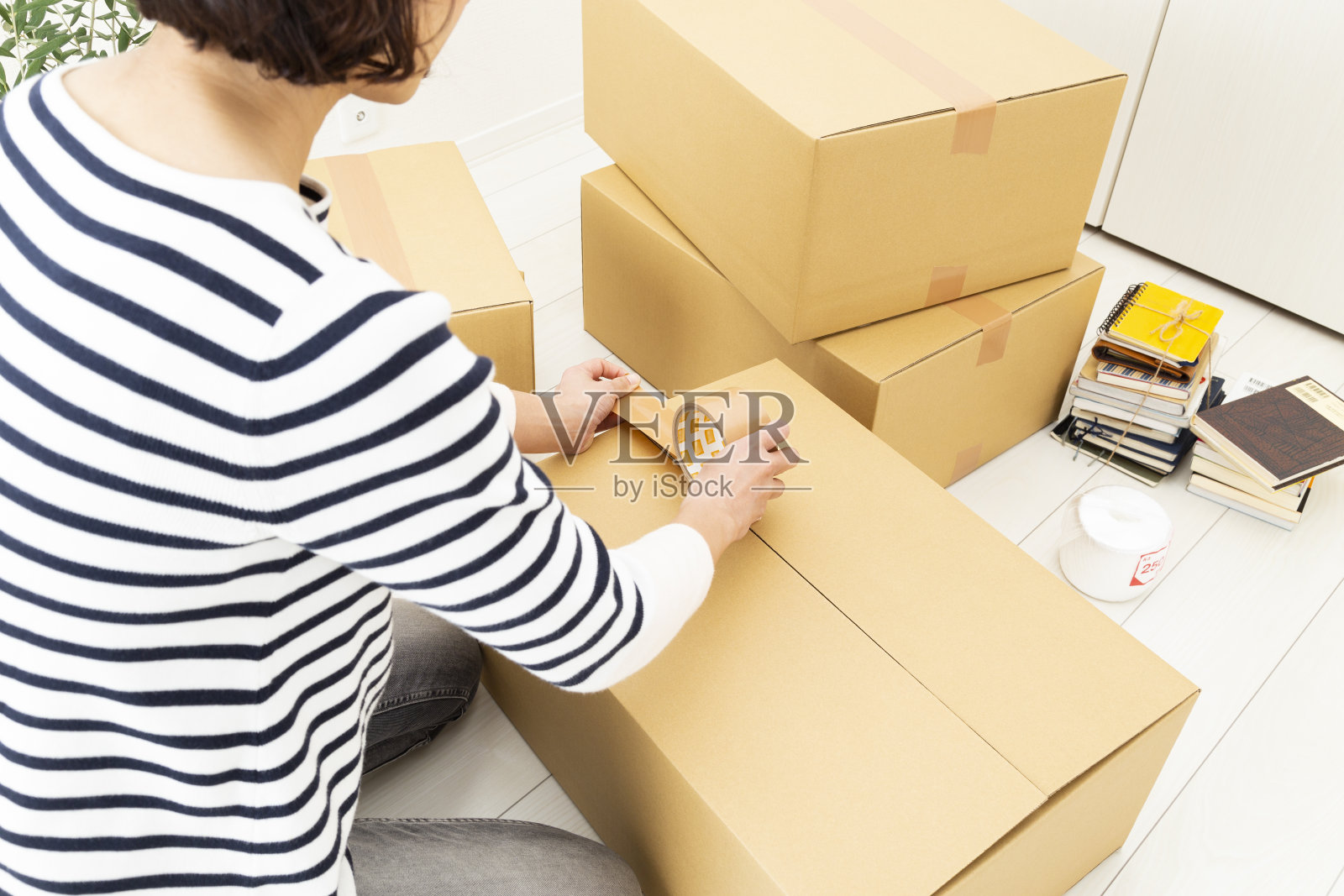 准备搬家的女人。照片摄影图片