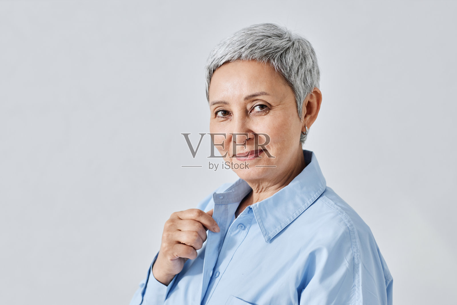 快乐的老年妇女看着相机的肖像照片摄影图片