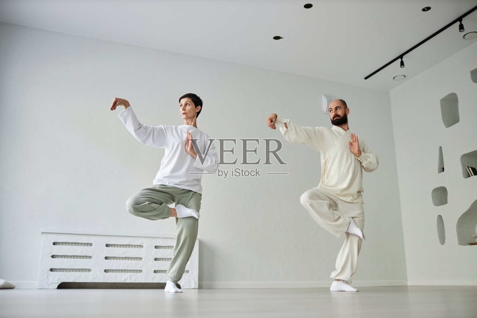 女学生和师父站在气功姿势照片摄影图片