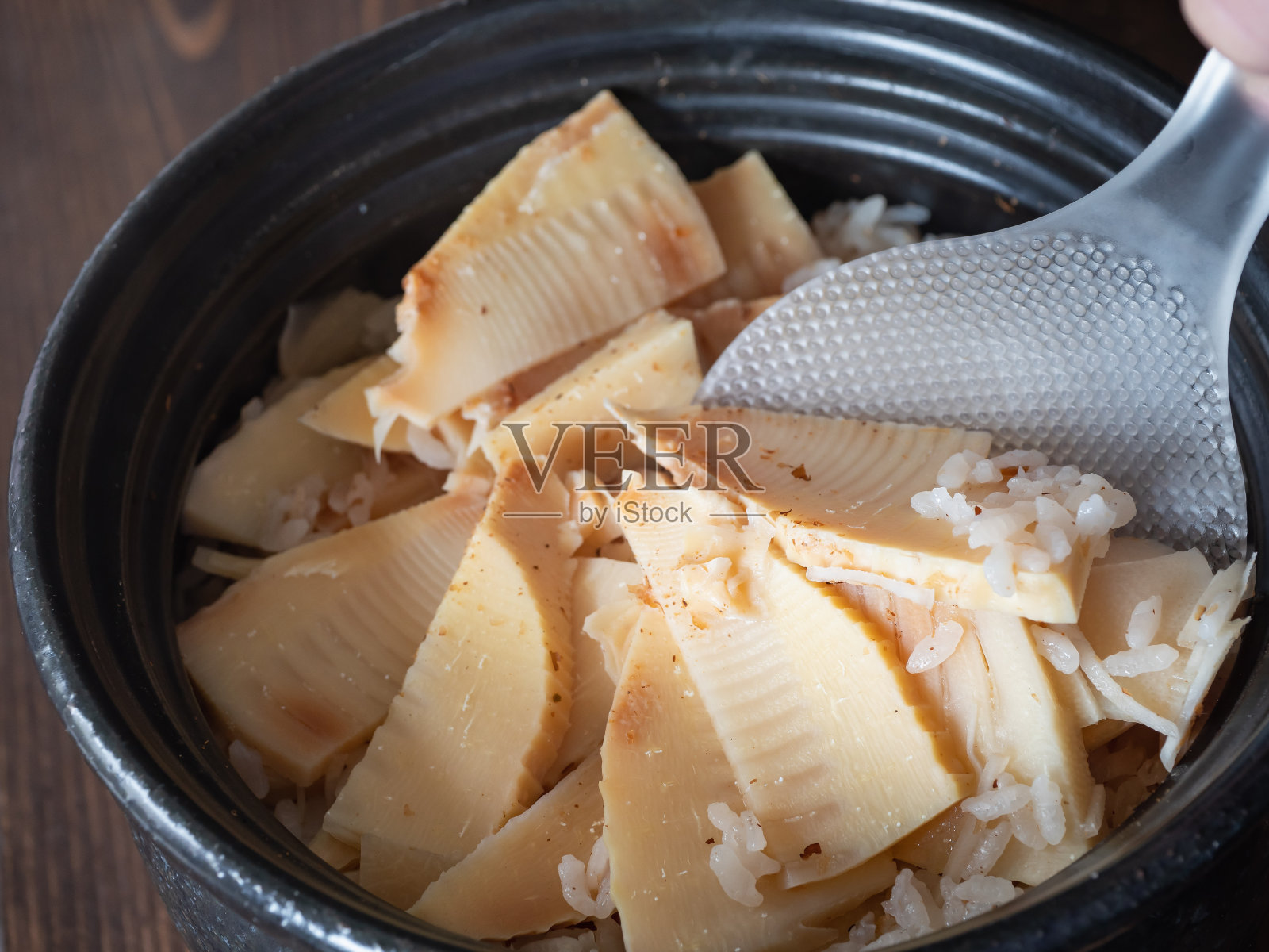 春天是竹笋的季节。竹笋饭用竹笋和米饭一起煮而成的一道菜照片摄影图片