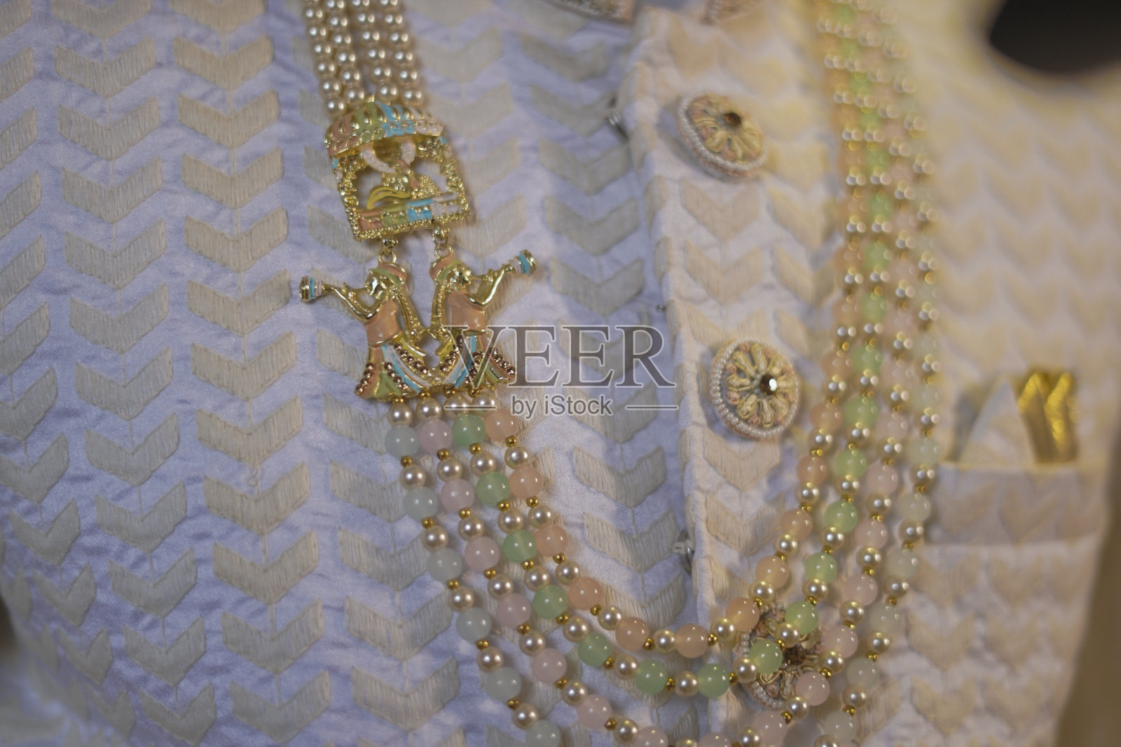 印度新郎婚礼上的沙瓦尼和项链照片摄影图片