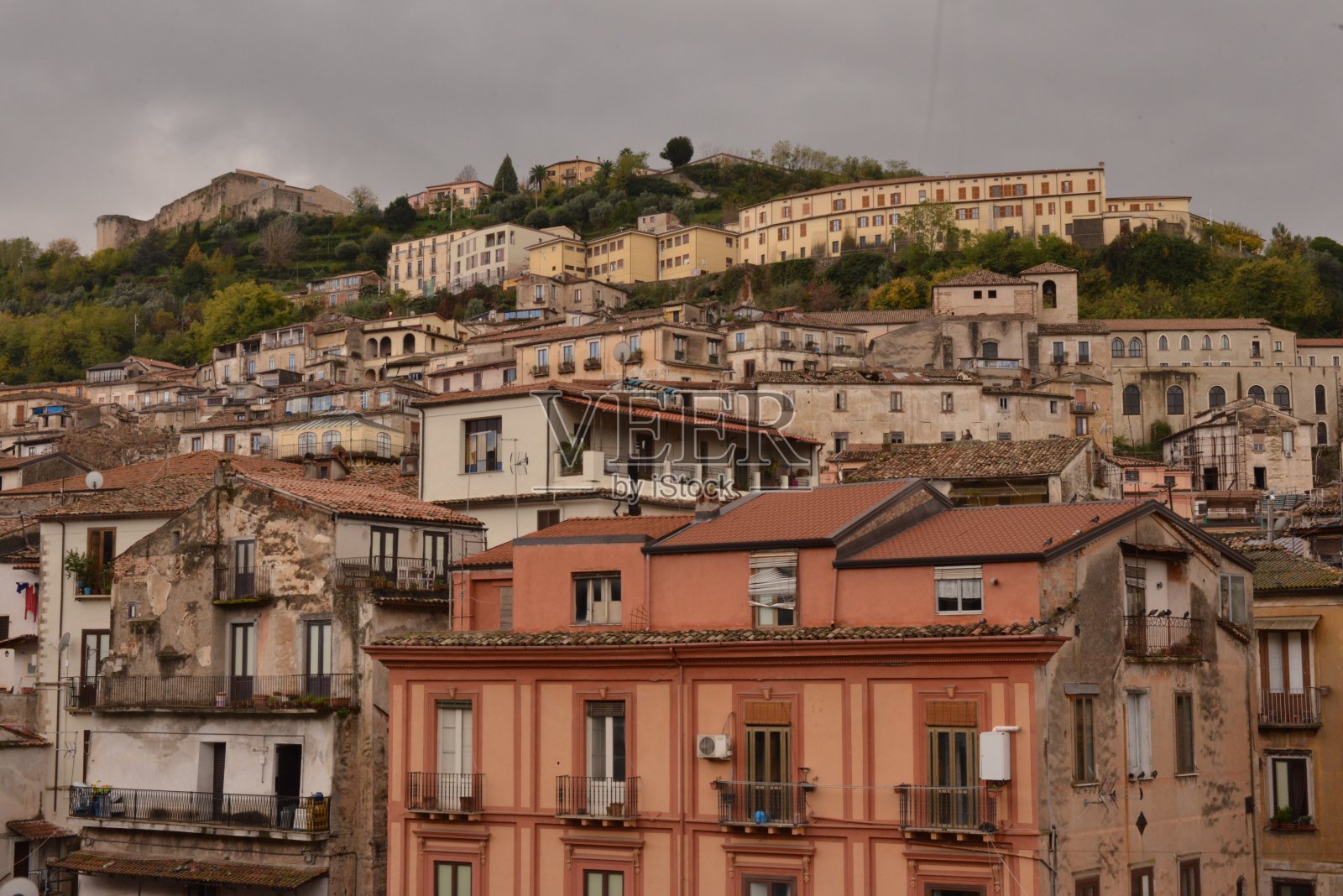 诺曼斯瓦本城堡坐落在山上，俯瞰科森扎市及其历史中心照片摄影图片