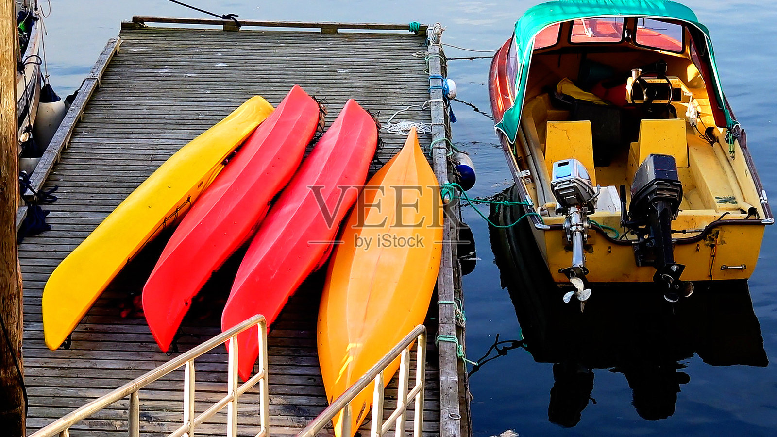 挪威海宁斯维尔罗弗敦群岛上的一个渔村。照片摄影图片