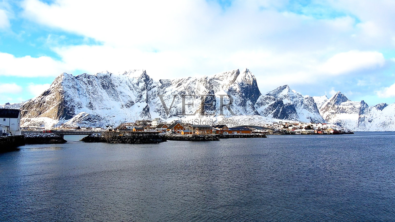 挪威罗弗敦群岛上萨克里索伊村的景色。照片摄影图片