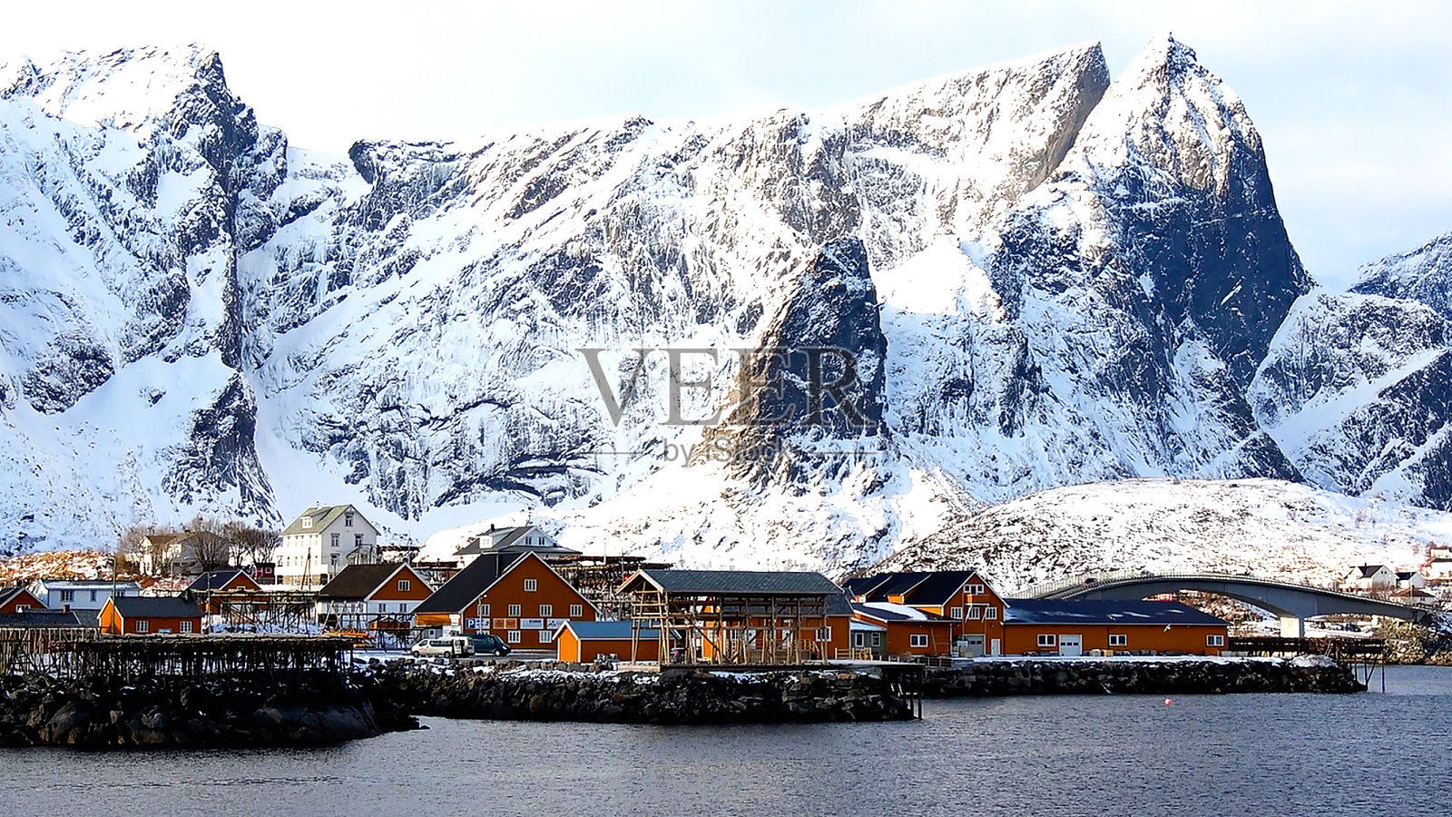 挪威罗弗敦群岛上萨克里索伊村的景色。照片摄影图片