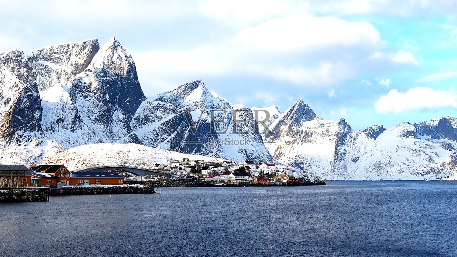 挪威罗弗敦群岛上萨克里索伊村的景色。照片摄影图片