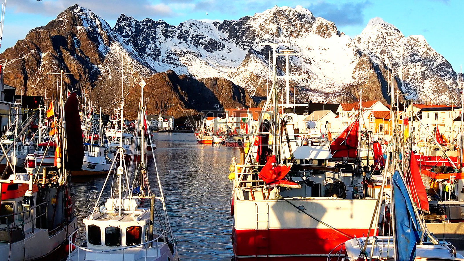 挪威海宁斯维尔罗弗敦群岛上的一个渔村。照片摄影图片