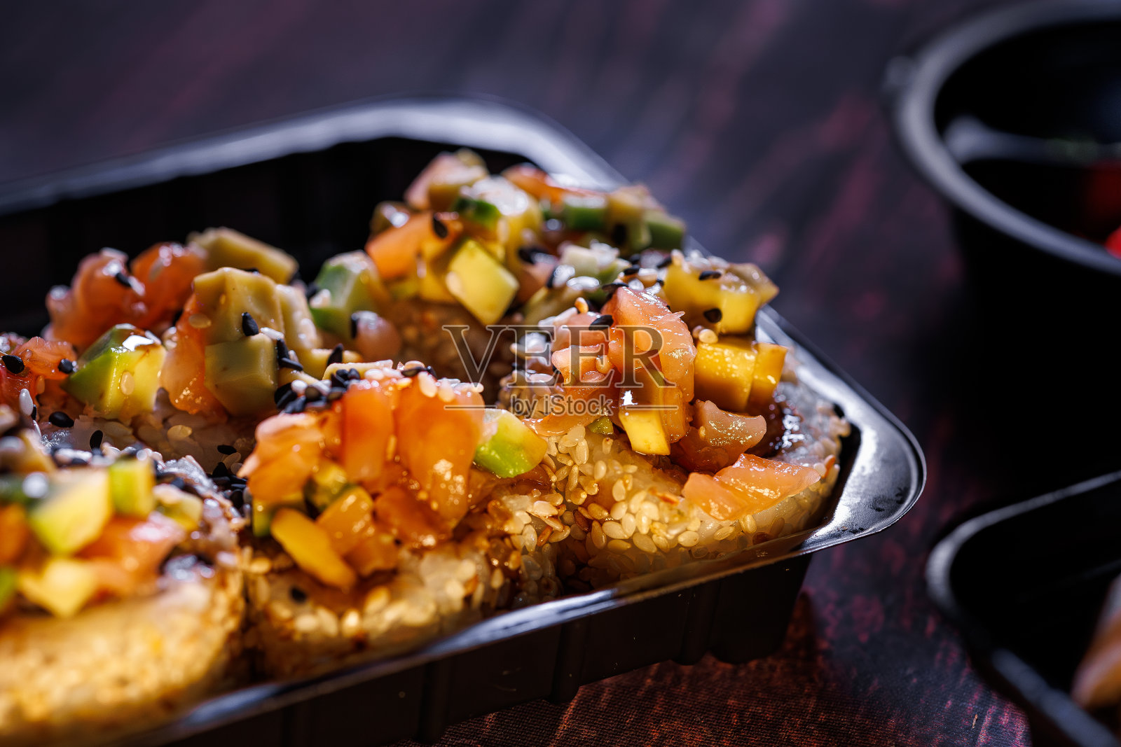 一套美味的寿司卷照片摄影图片