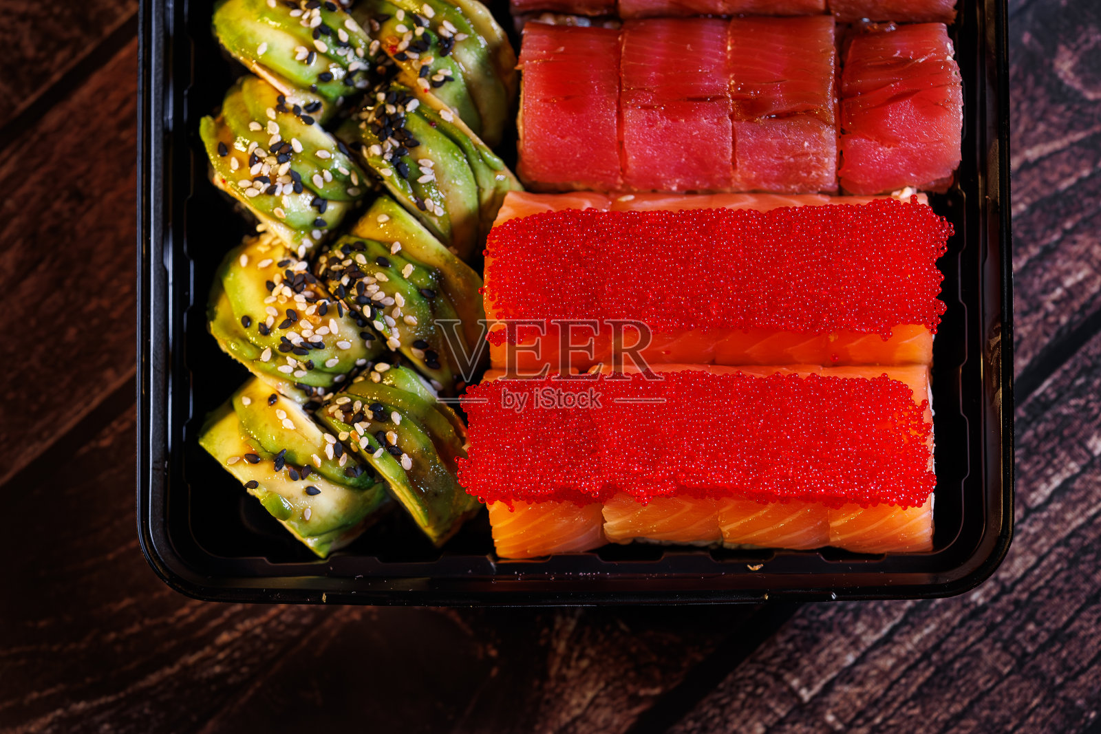 一套美味的寿司卷照片摄影图片