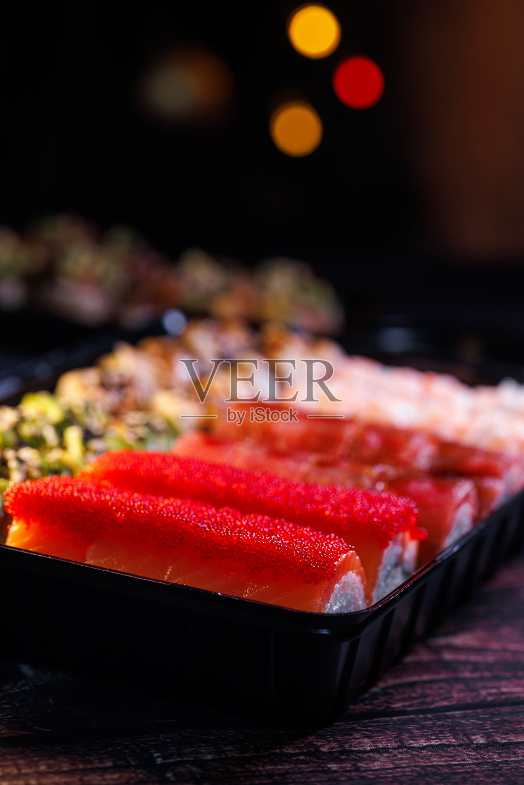 一套美味的寿司卷照片摄影图片