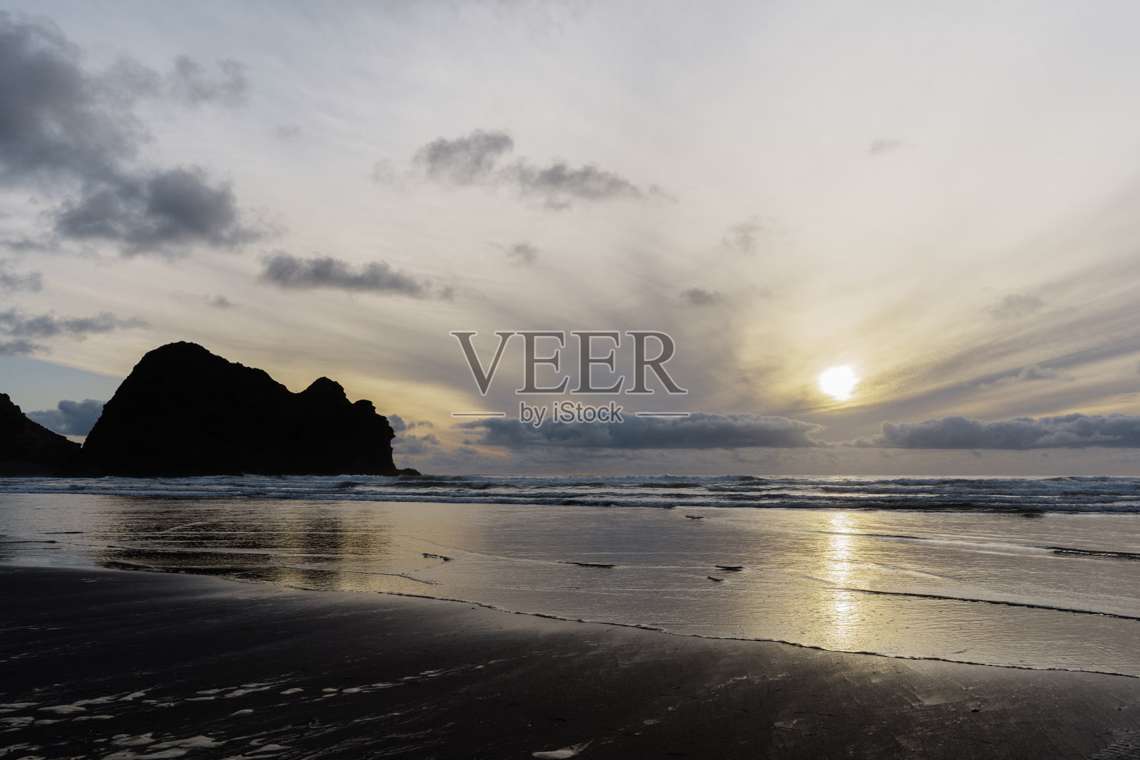 新西兰奥克兰黑沙滩上的日落照片摄影图片