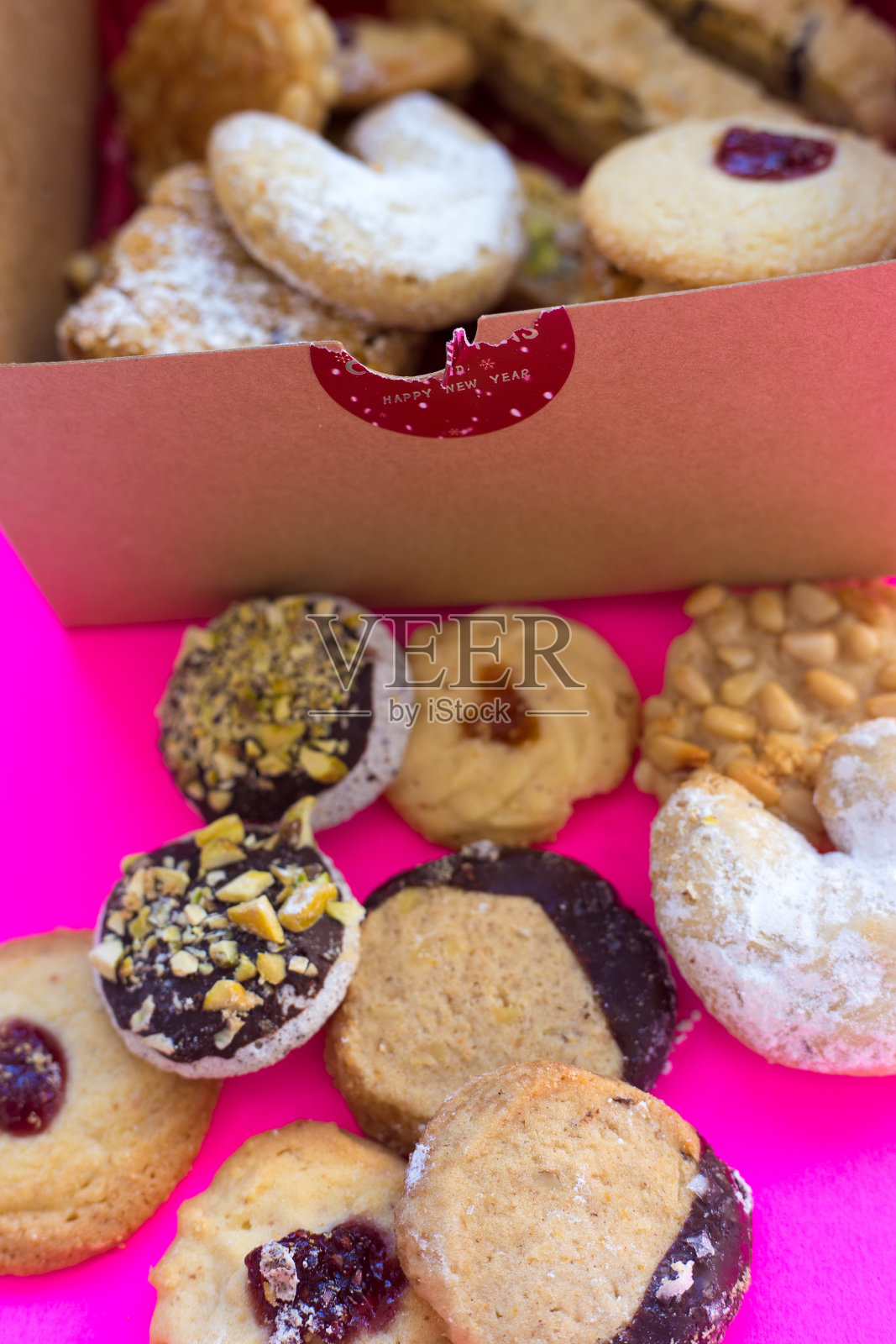 自制圣诞饼干礼盒，粉红色背景照片摄影图片