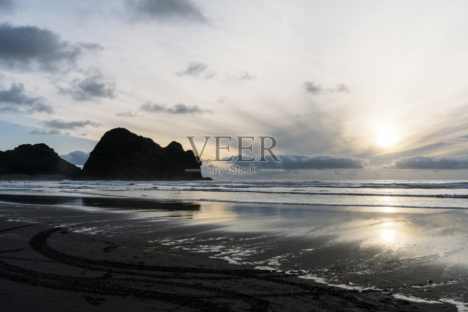 新西兰奥克兰黑沙滩上的日落照片摄影图片