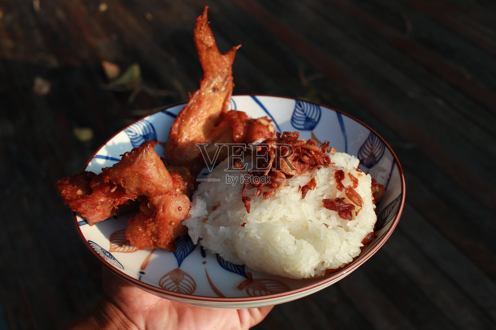 泰国街头小吃糯米炸鸡照片摄影图片