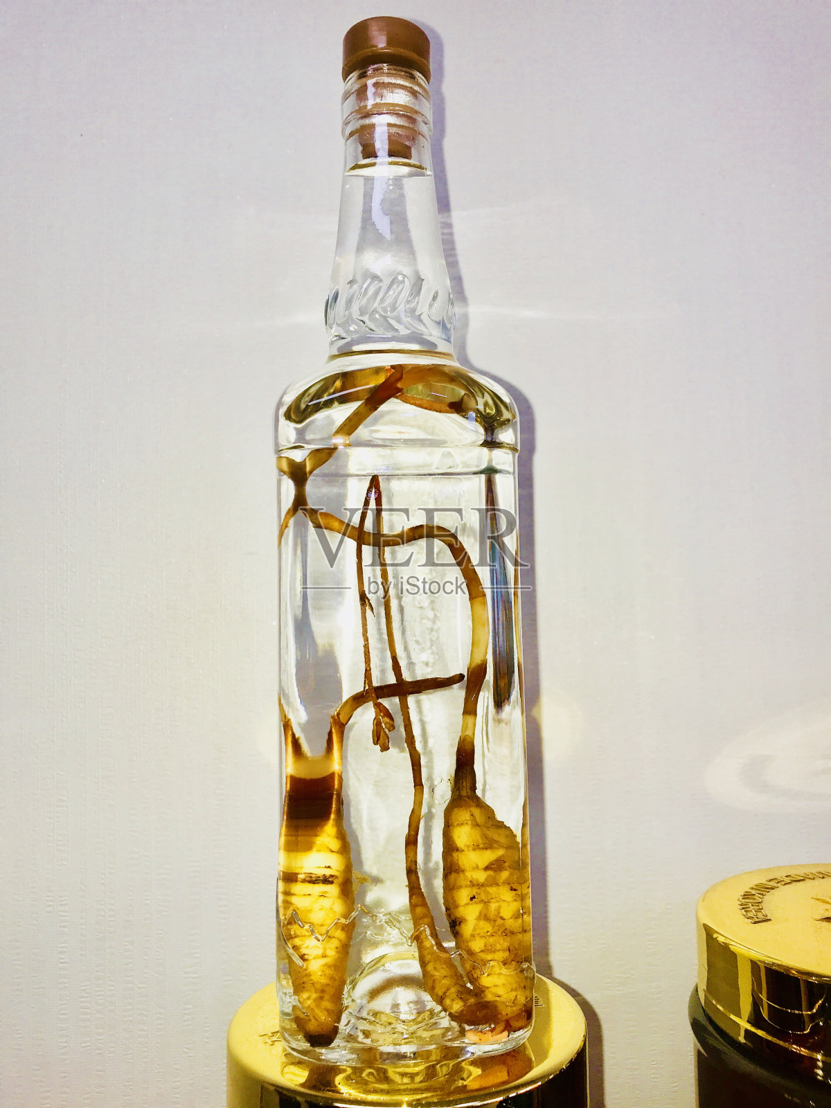 用草药酿造的酒照片摄影图片