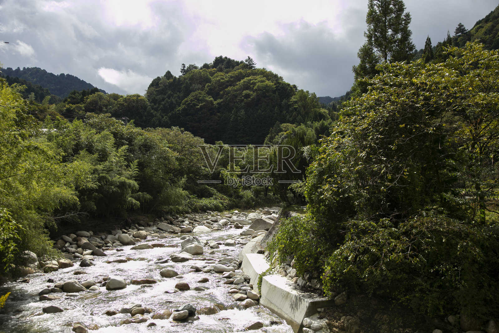 走在日本木索谷津谷和Magome之间的中原道徒步路上。照片摄影图片