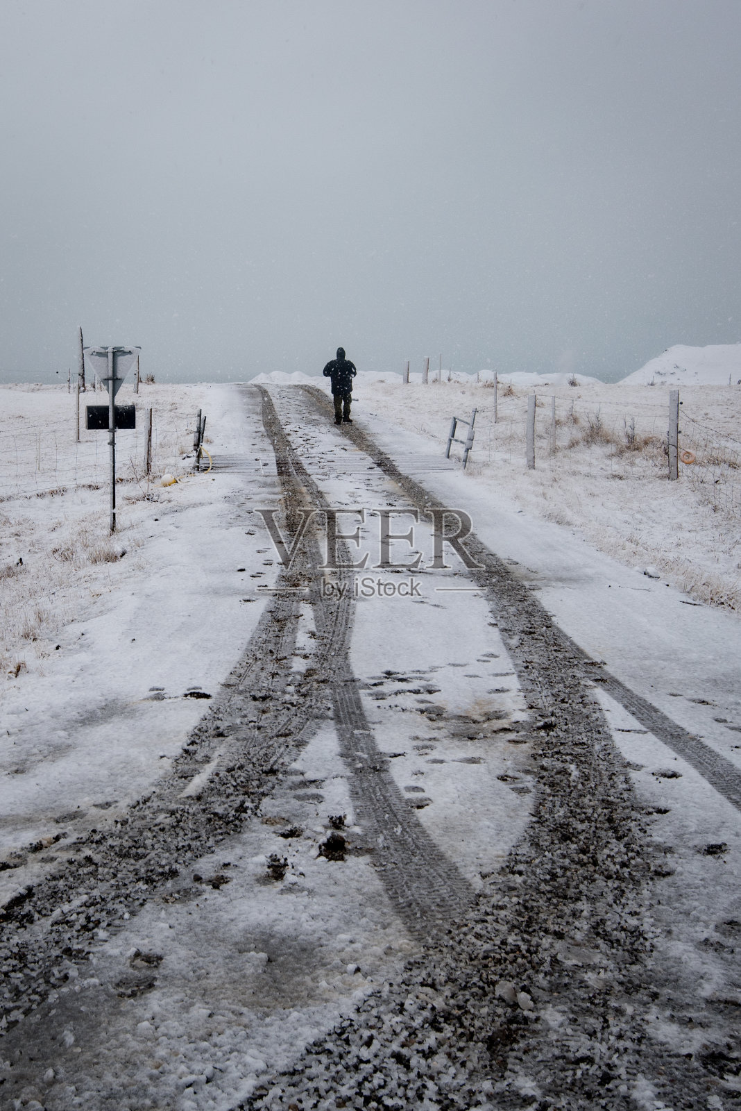 冰岛冬天下雪的空旷的乡村公路照片摄影图片