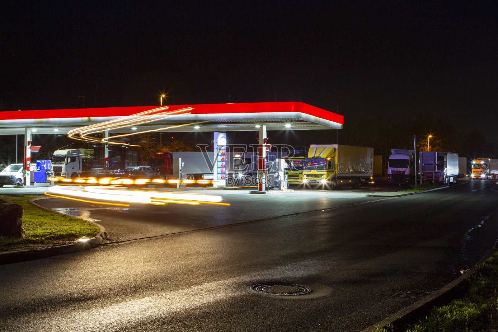 加油站夜间长时间暴晒照片摄影图片