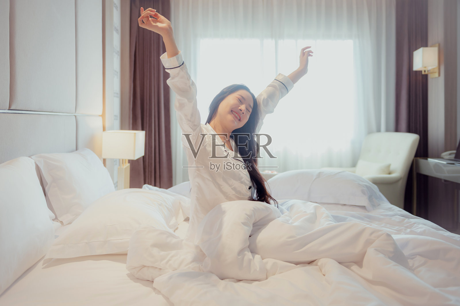 卧室里的女孩照片摄影图片