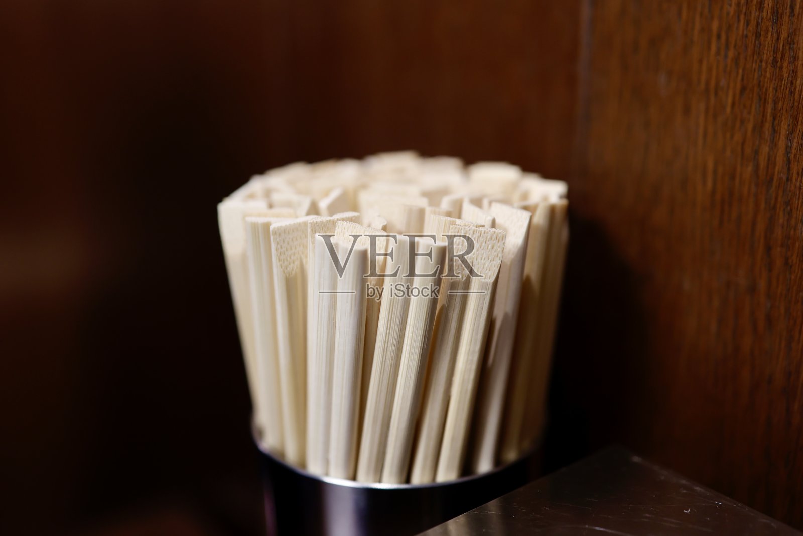 日本餐厅安装的一次性木制筷子。”Waribashi”。照片摄影图片