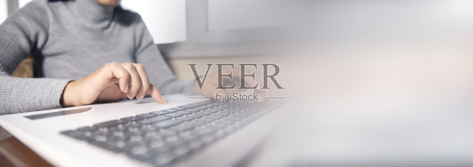 女商人用手在笔记本电脑键盘上打字照片摄影图片