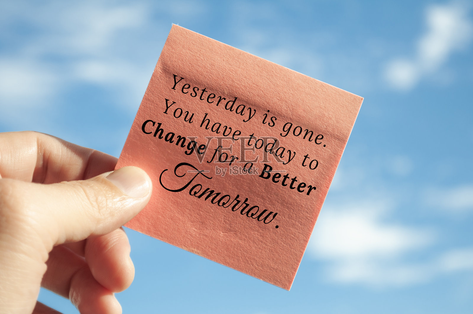 关于昨天的励志名言是在天空背景的便利贴上。激励的概念照片摄影图片