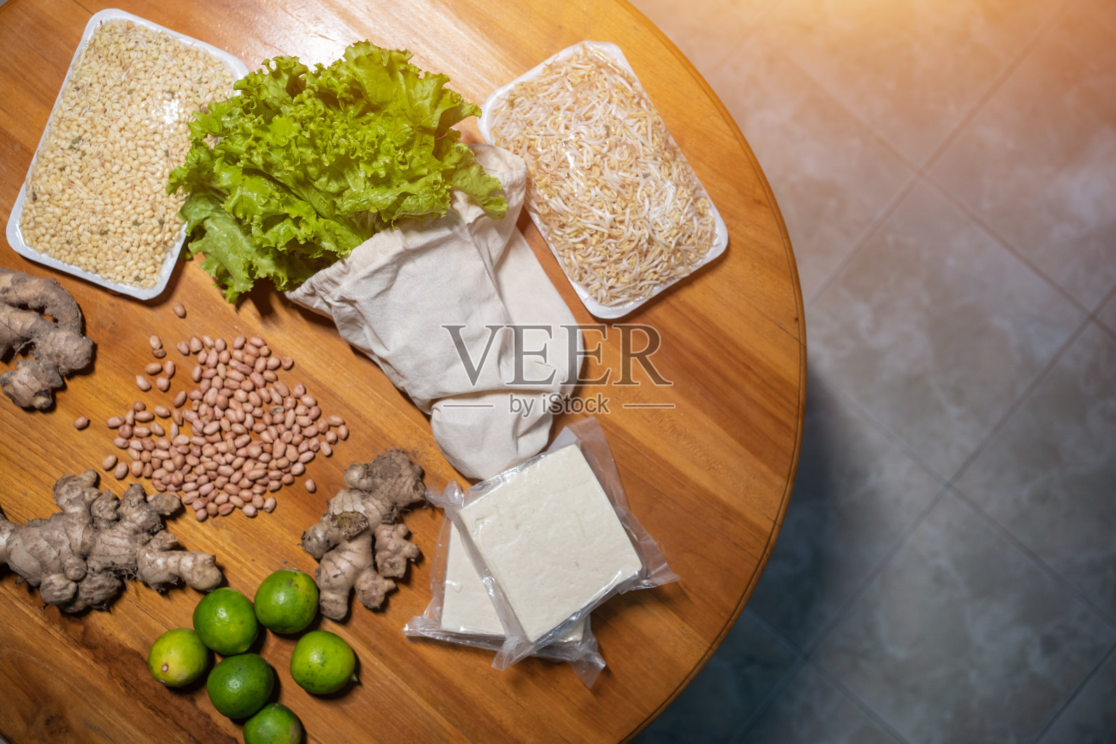 一套素食或素食生食与环保袋，蔬菜菜与生菜，花生和大豆奶酪照片摄影图片