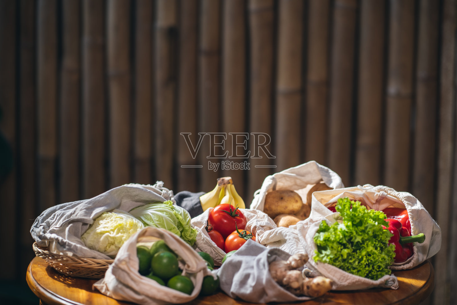 一套可重复使用的零浪费棉花购物袋照片摄影图片