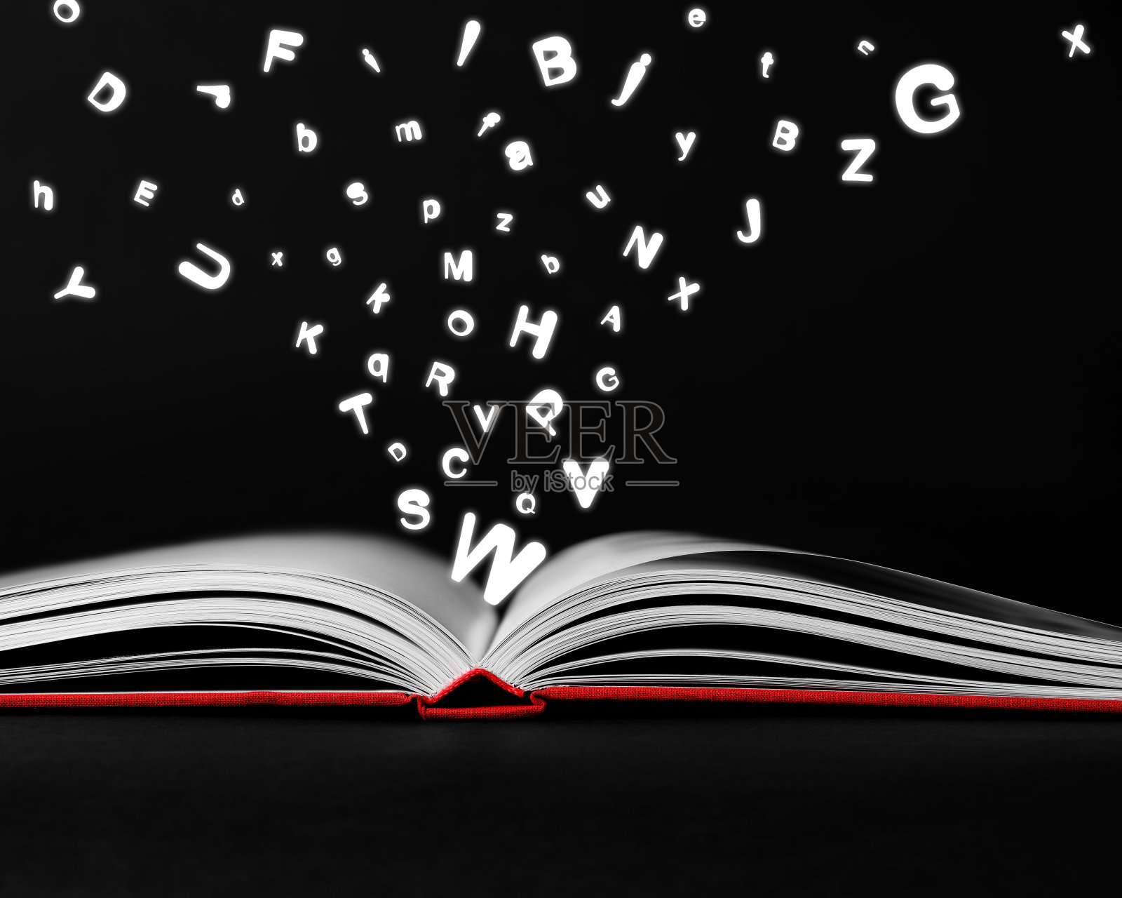 信件从黑色背景的书中飞出，特写照片摄影图片