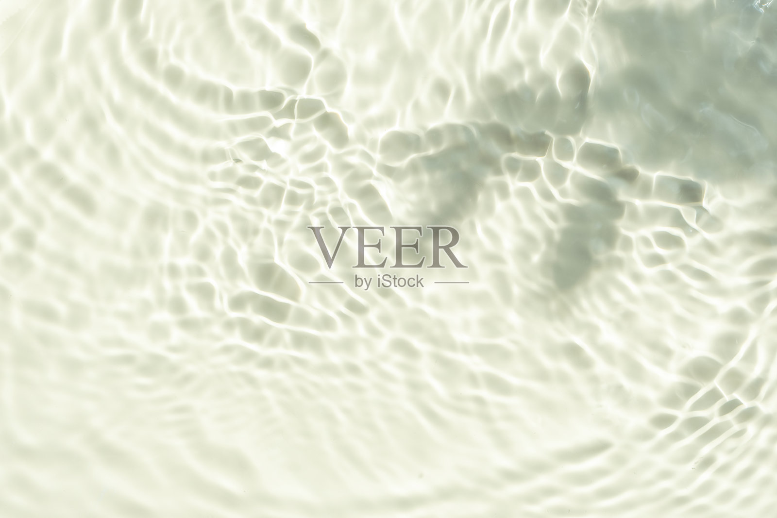 俯视图背景夏季自然米色表面，清澈的水与涟漪和飞溅。水面有波浪和概念背景化妆品润肤霜的色调照片摄影图片