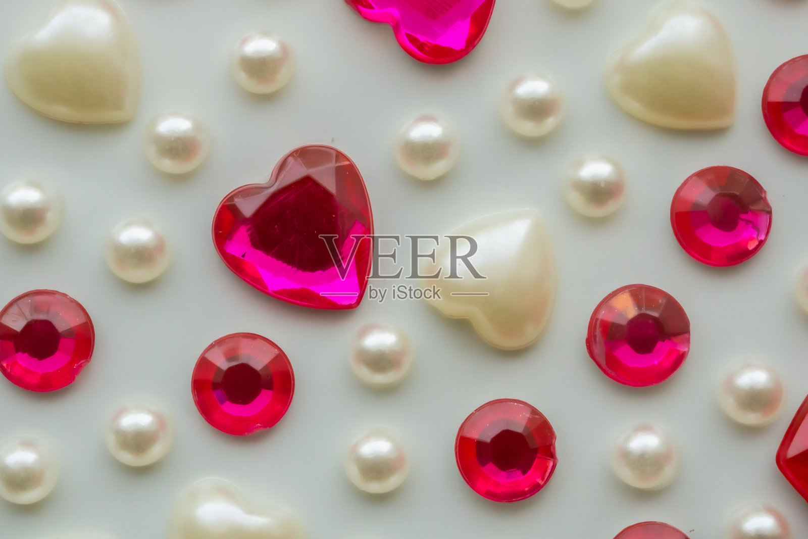 珠宝贴纸装饰在白纸的背景照片摄影图片