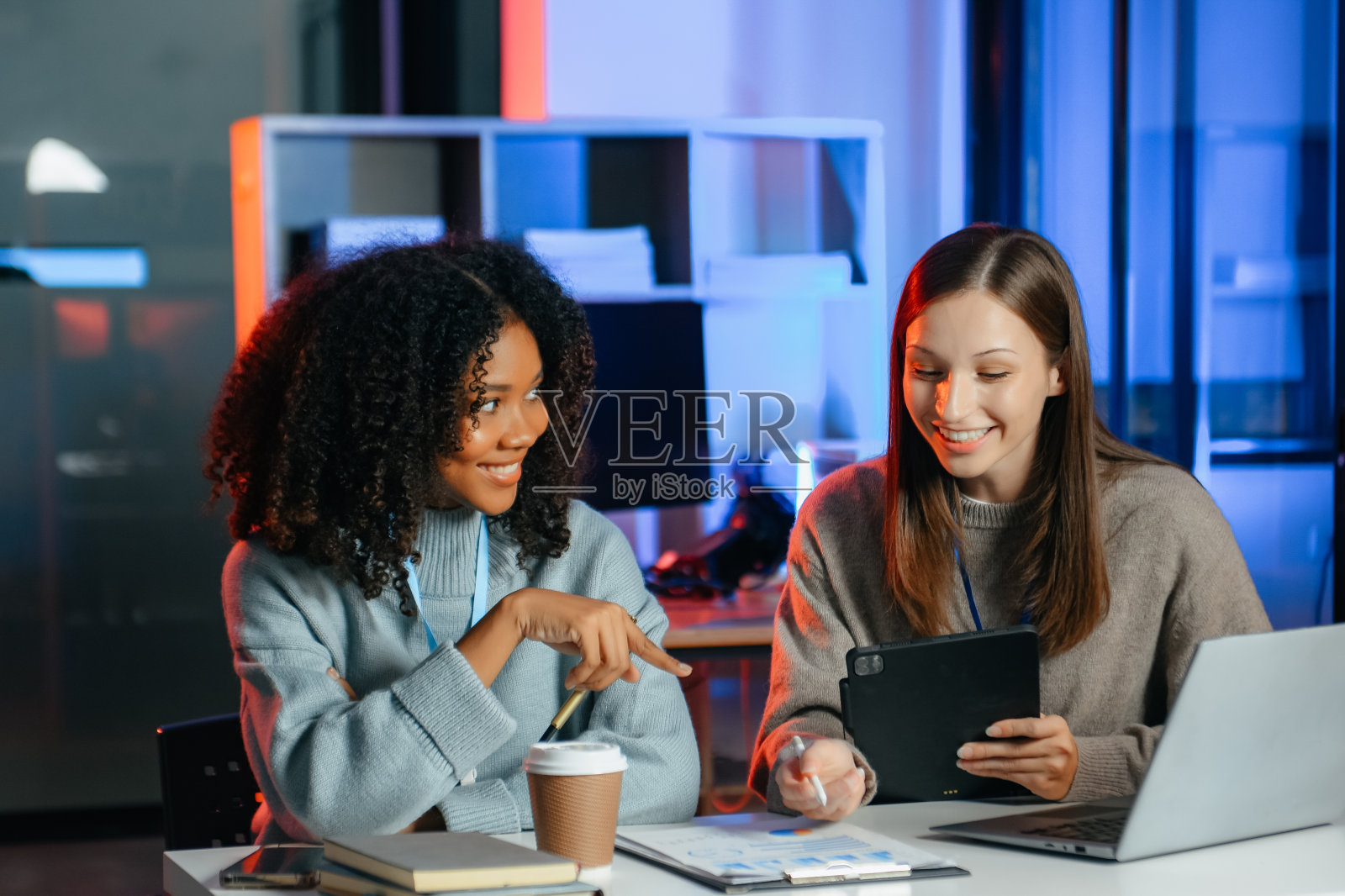 商务女性领导团队会议，使用平板电脑和笔记本电脑与财务。加班照片摄影图片