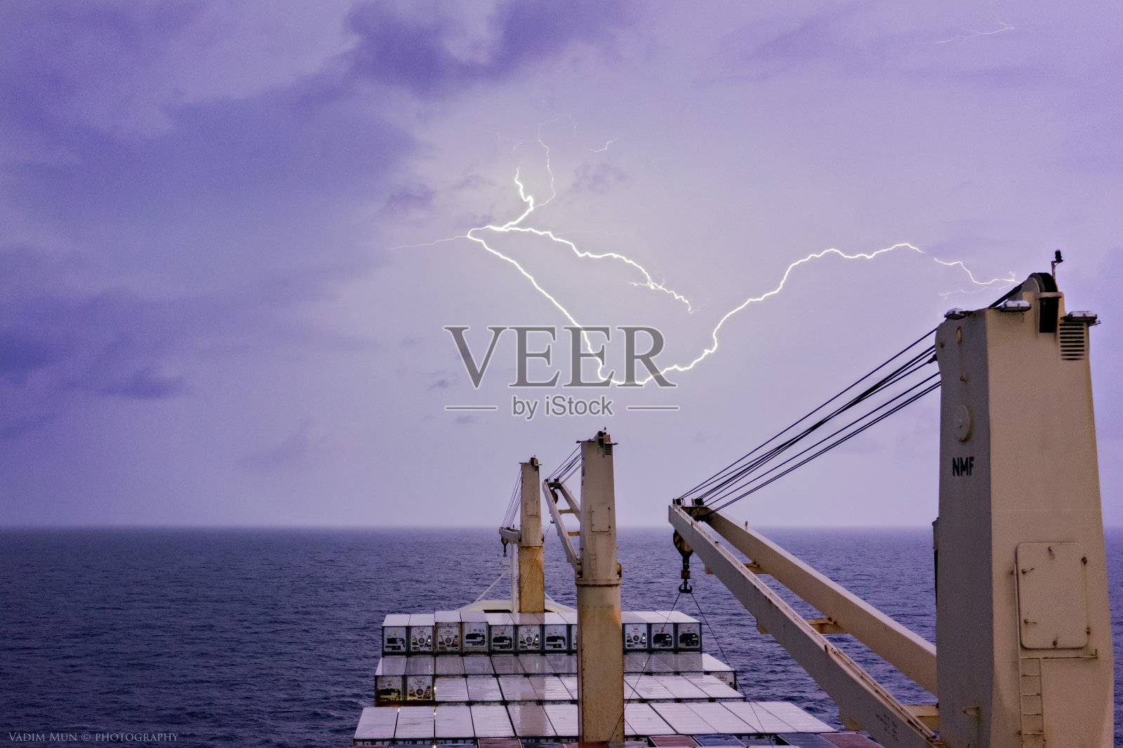 海洋里的雷雨带着闪电照片摄影图片