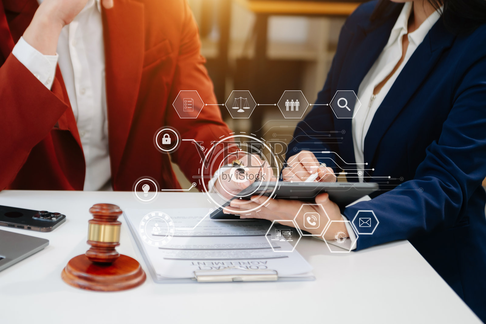 版权或专利概念，人手持笔记本电脑，平板电脑和智能手机与虚拟屏幕版权图标商标，创作照片摄影图片