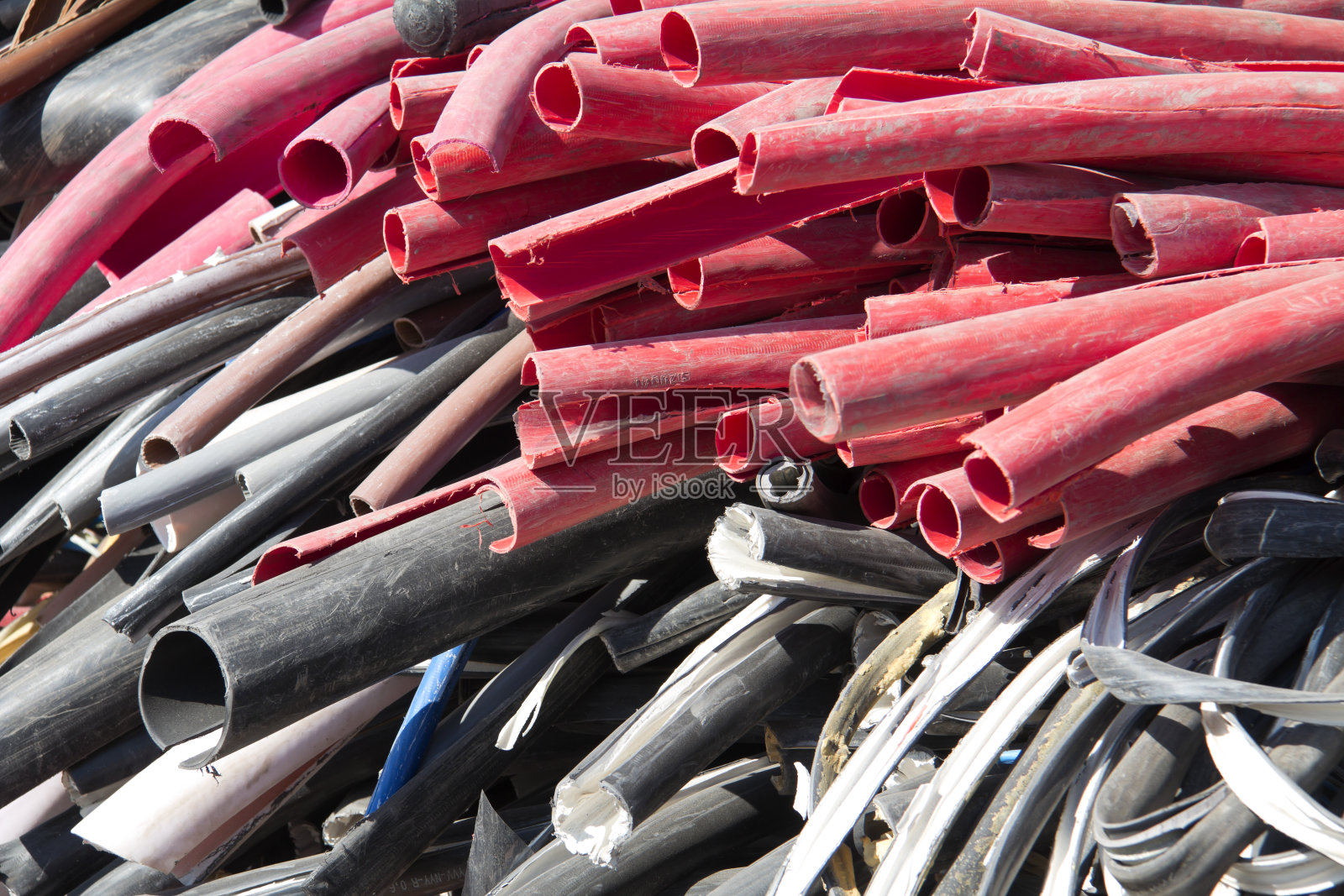 一堆废旧塑料电缆照片摄影图片